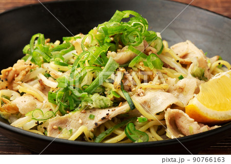 豚ばらネギ塩ヤキソバ 90766163