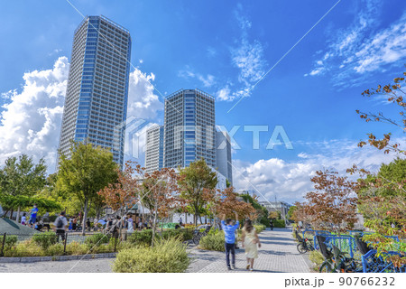 東京都世田谷区二子玉川の都市風景　タワーマンションと公園 90766232