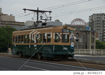 原爆ドームと路面電車 90766257