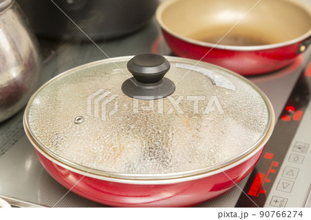 フライパンで肉を焼く 90766274