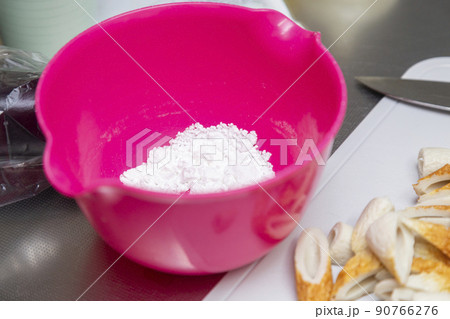 ボールに入った小麦粉 ボールに入った小麦粉 90766276