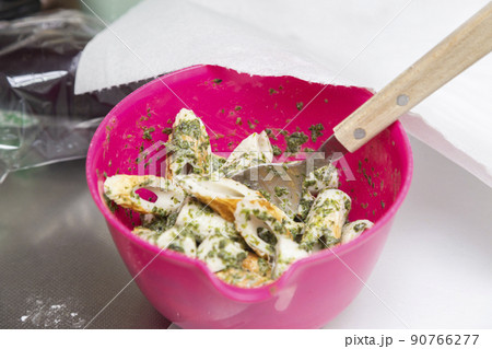 ちくわの磯辺揚げを作る手元 90766277