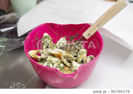 ちくわの磯辺揚げを作る手元 ちくわの磯辺揚げを作る手元 90766279
