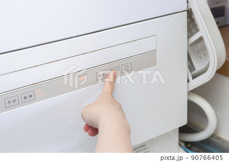 食洗機のスイッチを押す女性の手元 食洗機のスイッチを押す女性の手元 90766405