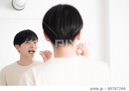 歯磨きをする男性 90767266