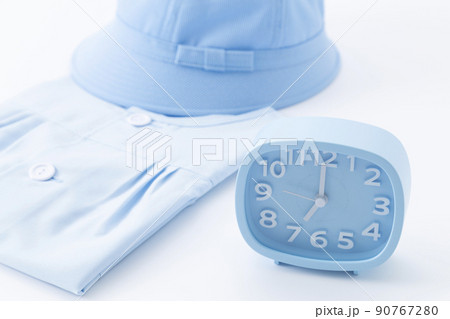 時計と園児服 90767280