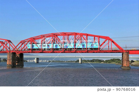 リフォームした南海電鉄紀ノ川橋梁を渡るめでたい電車「かい」 90768016