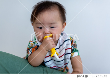 7ヵ月の乳児　あかちゃん 90768036