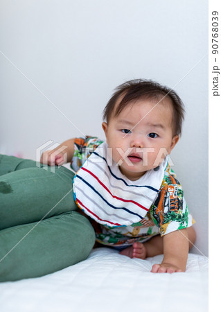 7ヵ月の乳児　あかちゃん 90768039