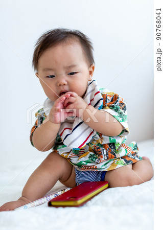 7ヵ月の乳児 あかちゃん 7ヵ月の乳児 あかちゃん 90768041