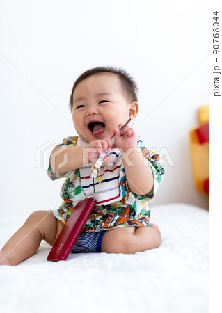 7ヵ月の乳児　あかちゃん 90768044