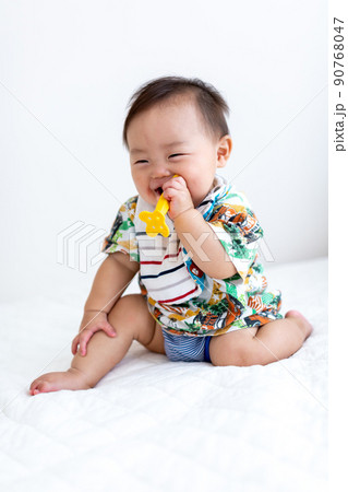 7ヵ月の乳児　あかちゃん 90768047