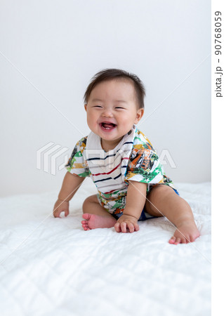 お座りをする乳児　あかちゃん 90768059