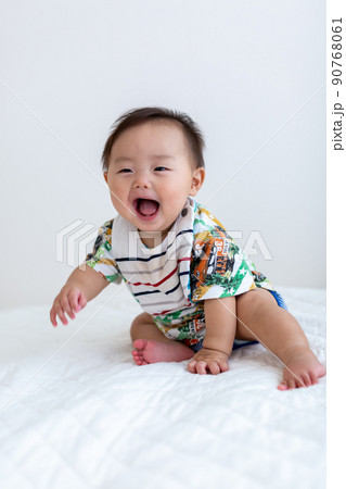 お座りをする乳児 あかちゃん お座りをする乳児 あかちゃん 90768061