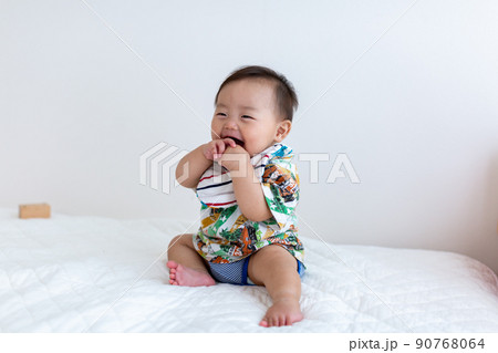 お座りをする乳児 あかちゃん お座りをする乳児 あかちゃん 90768064