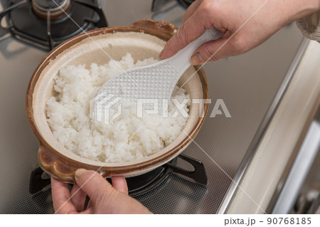 【ミドル主婦が土鍋で炊き立てのご飯をかき混ぜる】 90768185