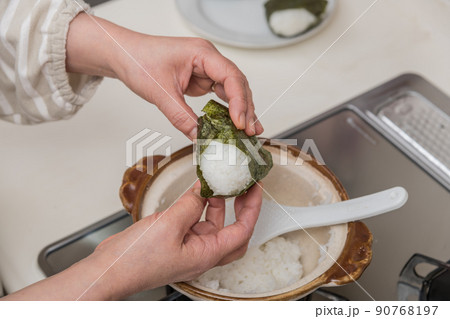 【ミドル主婦が土鍋で炊いたご飯でおにぎりを作る 海苔を巻く】 【ミドル主婦が土鍋で炊いたご飯でおにぎりを作る 海苔を巻く】 90768197
