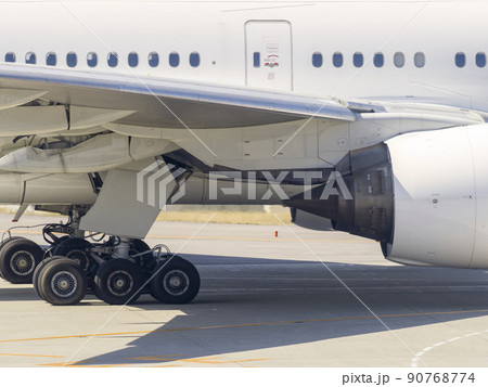 航空機 主翼裏側・ランディングギア 航空機 主翼裏側・ランディングギア 90768774