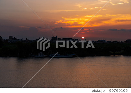 江戸川越しの夏の夕日と東京 江戸川越しの夏の夕日と東京 90769106