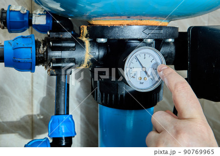 Pressure gauge is display pressure in system during testing of automatic water supply control system. 90769965