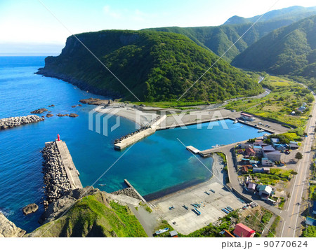 初夏の北海道せたな町で須築(すっき)漁港の風景を空撮 初夏の北海道せたな町で須築(すっき)漁港の風景を空撮 90770624
