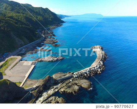初夏の北海道せたな町で須築(すっき)漁港の風景を空撮 初夏の北海道せたな町で須築(すっき)漁港の風景を空撮 90770627
