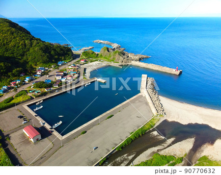 初夏の北海道せたな町で須築(すっき)漁港の風景を空撮 初夏の北海道せたな町で須築(すっき)漁港の風景を空撮 90770632