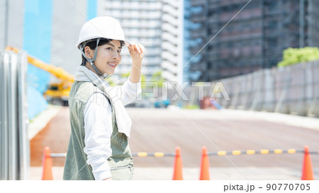 建設現場で働く女性作業員 90770705