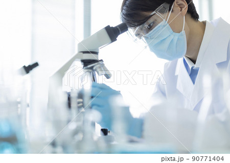 研究者 顕微鏡 研究者 顕微鏡 90771404