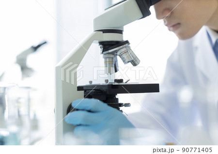 研究者 顕微鏡 研究者 顕微鏡 90771405