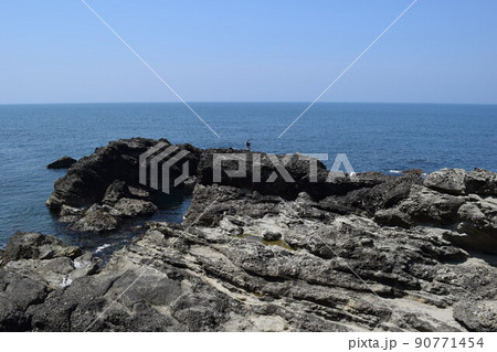 湯野浜海岸の岩場風景 90771454