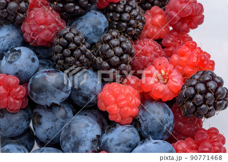 収穫した沢山のベリー（ブルーベリー、ラズベリー、ブラックベリー） 90771468