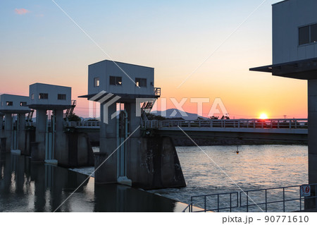 大島頭首工 (三条市、新潟市南区 中ノ口川) と沈む夕日 90771610
