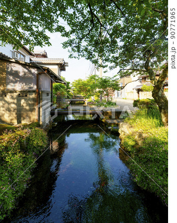 醒井宿を流れる地蔵川の風景 90771965