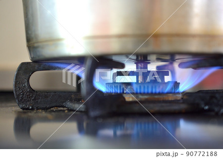 青いガスの火とコンロとステンレス鍋 青いガスの火とコンロとステンレス鍋 90772188