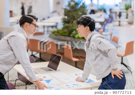 中期計画について打合せをするデベロッパー 中期計画について打合せをするデベロッパー 90772713