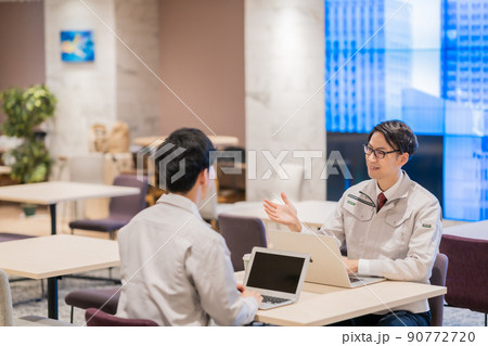 中期計画について打合せをするデベロッパー 中期計画について打合せをするデベロッパー 90772720