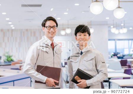 近代的オフィスで仕事をするエンジニア 近代的オフィスで仕事をするエンジニア 90772724