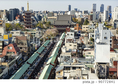 東京浅草　浅草寺仲見世通り 90772841