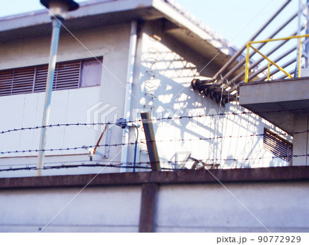 建物 有刺鉄線 立ち入り禁止 建物 有刺鉄線 立ち入り禁止 90772929