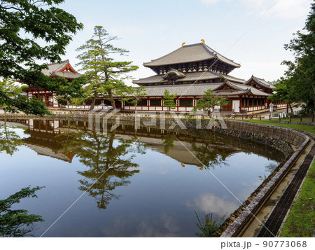 東大寺大仏殿と鏡池 東大寺大仏殿と鏡池 90773068