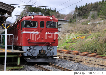 JR仙山線作並駅に停車中のED75-758号機(風っこ仙山線春風号)_2022/4/16撮影 JR仙山線作並駅に停車中のED75-758号機(風っこ仙山線春風号)_2022/4/16撮影 90773084
