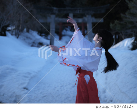 冬の月夜に神霊の舞をする占い師 冬の月夜に神霊の舞をする占い師 90773227
