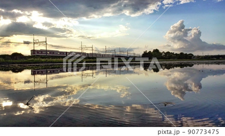 津市のウユニ塩湖を駆ける列車2 90773475