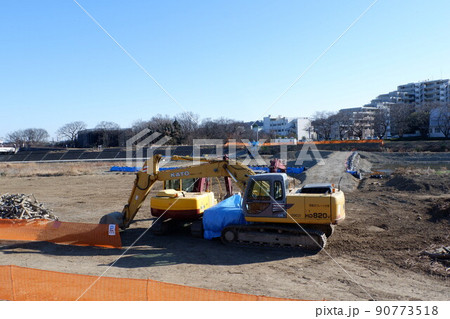 河川工事現場で待機中のユンボ 90773518