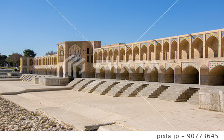 イランの古都イスファハンにある歴史的なハージュ橋 90773645