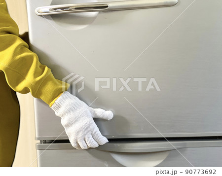 冷蔵庫を移動させる軍手をはめた手元 冷蔵庫を移動させる軍手をはめた手元 90773692