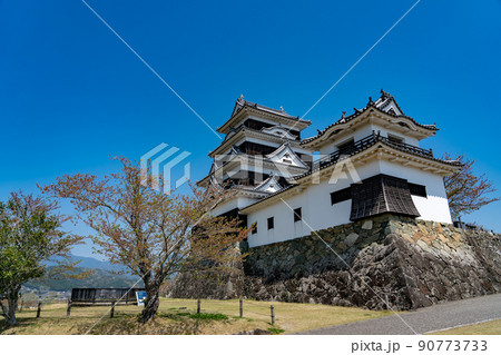 愛媛県大洲市　春の大洲城天守と高欄櫓と石垣 90773733