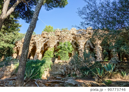 グエル公園の石でできた柱 グエル公園の石でできた柱 90773746