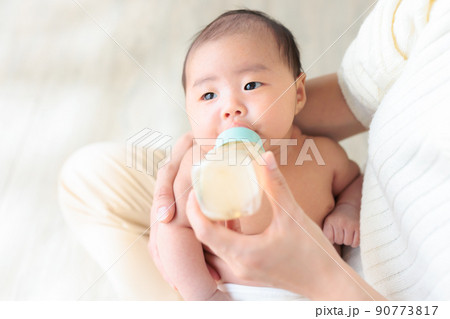 ミルクを飲む赤ちゃん　生後1ヶ月　コピースペース 90773817
